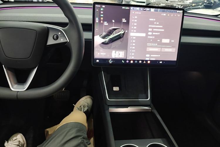 Used Tesla Model Y 2025 Long-Range All-Wheel-Drive Version Center Console