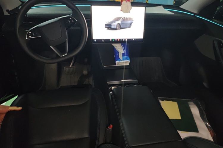 Used Tesla Model Y 2025 Rear-Wheel Drive First Edition Center Console