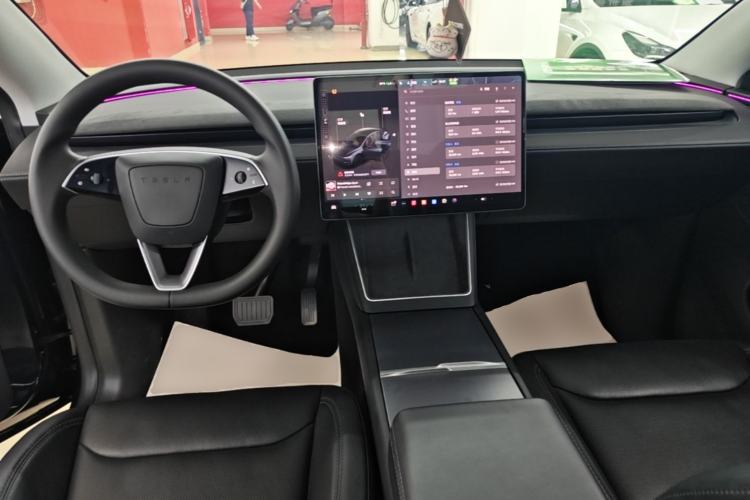 Used Tesla Model Y 2025 Long-Range All-Wheel-Drive Version Center Console