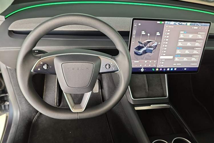 Used Tesla Model Y 2025 Long-Range All-Wheel-Drive Version Center Console
