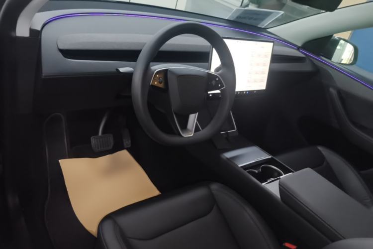 Used Tesla Model Y 2025 Long-Range All-Wheel-Drive Version Center Console