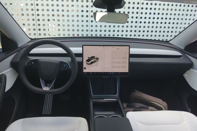 Used Tesla Model Y 2025 Rear-Wheel-Drive Version Center Console