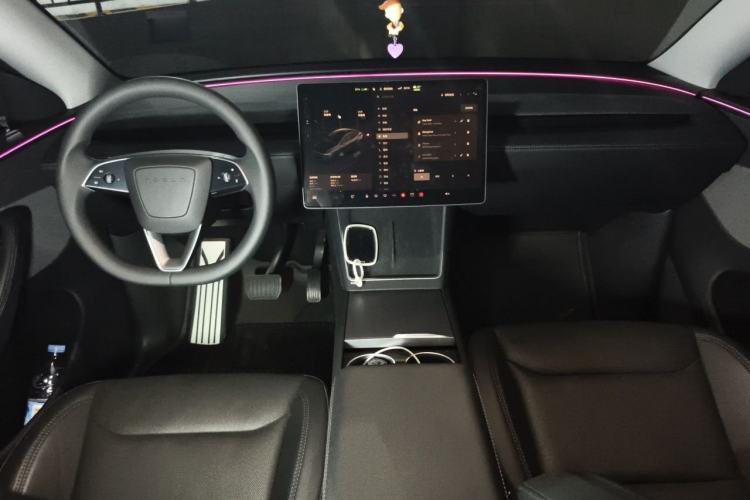 Used Tesla Model Y 2025 Rear-Wheel Drive First Edition Center Console
