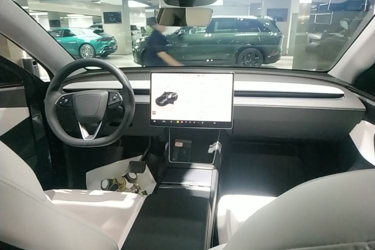 Used Tesla Model Y 2025 Long-Range All-Wheel-Drive Version Center Console