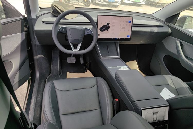 Used Tesla Model Y 2025 Rear-Wheel-Drive Version Center Console