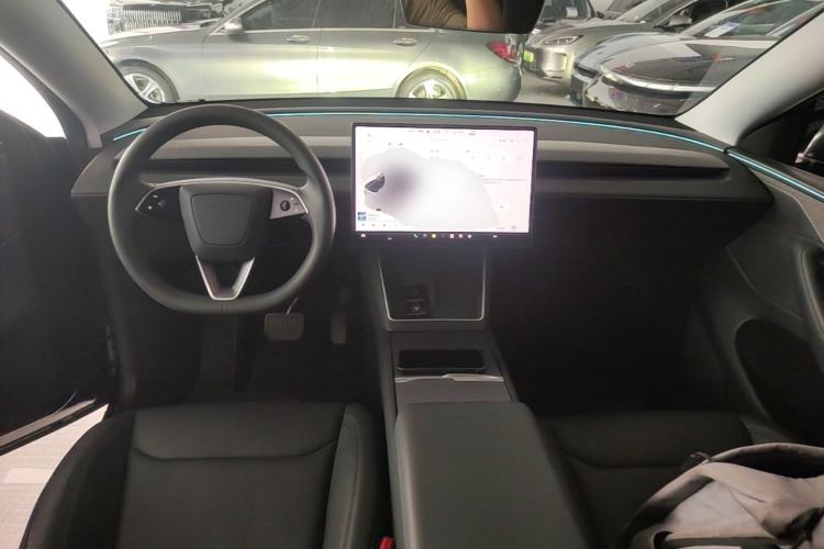 Used Tesla Model Y 2025 Long-Range All-Wheel-Drive Version Center Console