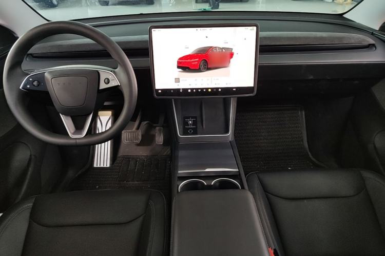 Used Tesla Model Y 2025 Rear-Wheel Drive First Edition Center Console