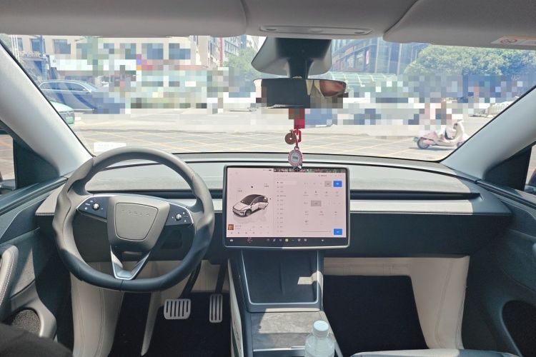 Used Tesla Model Y 2025 Long-Range All-Wheel Drive First Edition Center Console