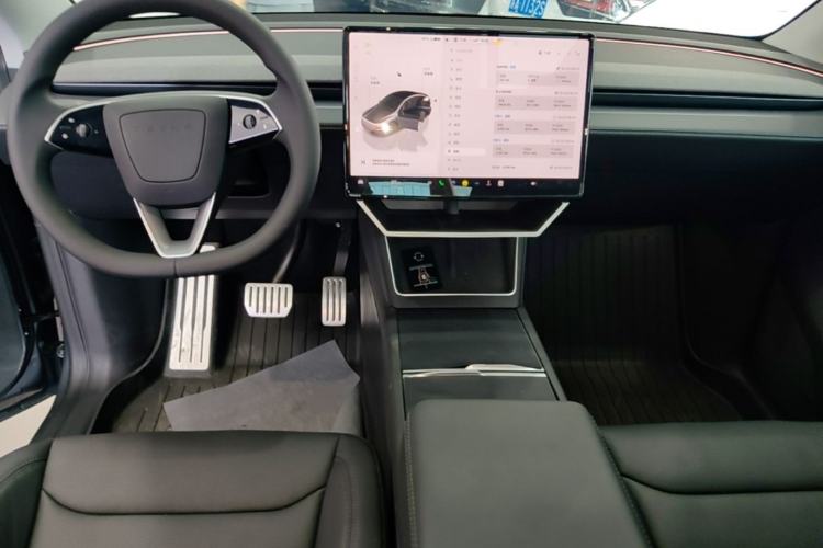 Used Tesla Model Y 2025 Long-Range All-Wheel Drive First Edition Center Console