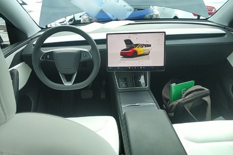 Used Tesla Model Y 2025 Long-Range All-Wheel-Drive Version Center Console