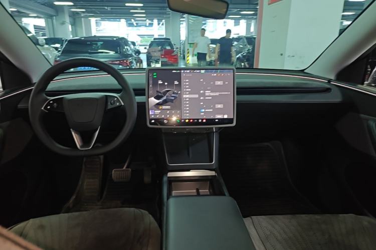 Used Tesla Model Y 2025 Rear-Wheel Drive First Edition Center Console