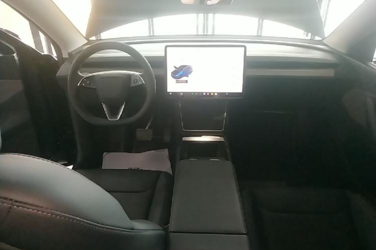 Used Tesla Model Y 2025 Rear-Wheel Drive First Edition Center Console