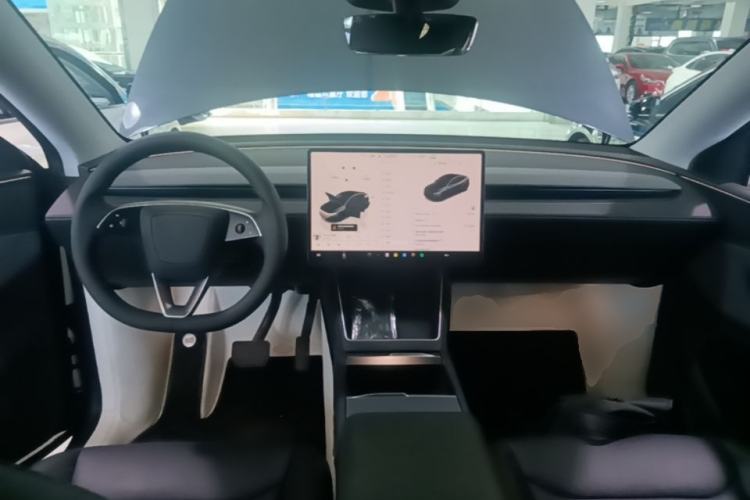 Used Tesla Model Y 2025 Rear-Wheel-Drive Version Center Console