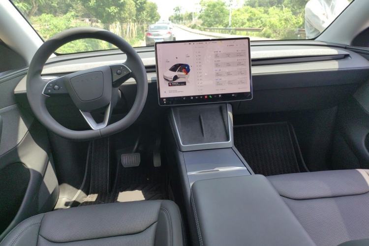 Used Tesla Model Y 2025 Rear-Wheel-Drive Version Center Console