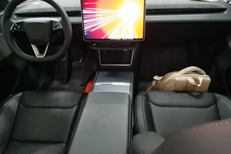 Used Tesla Model Y 2025 Rear-Wheel Drive First Edition Center Console
