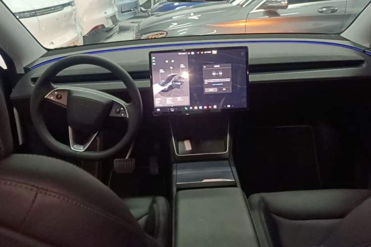 Used Tesla Model Y 2025 Rear-Wheel Drive First Edition Center Console