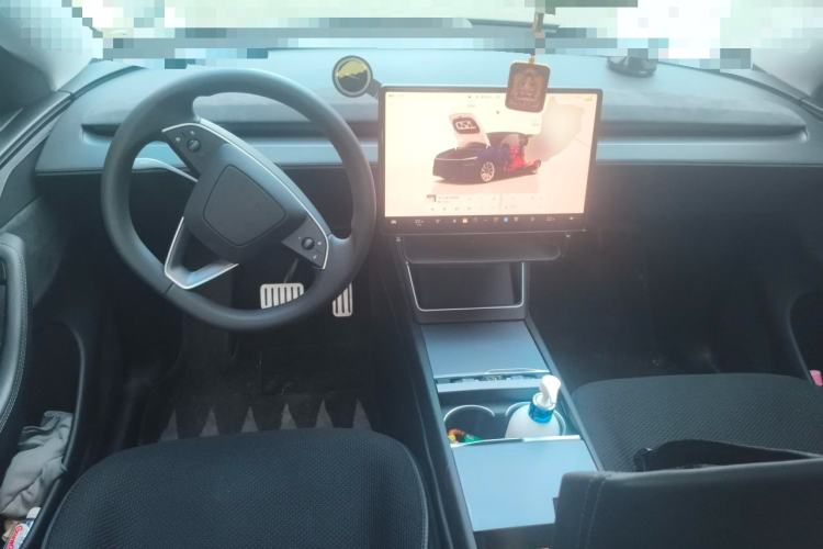 Used Tesla Model Y 2025 Long-Range All-Wheel-Drive Version Center Console