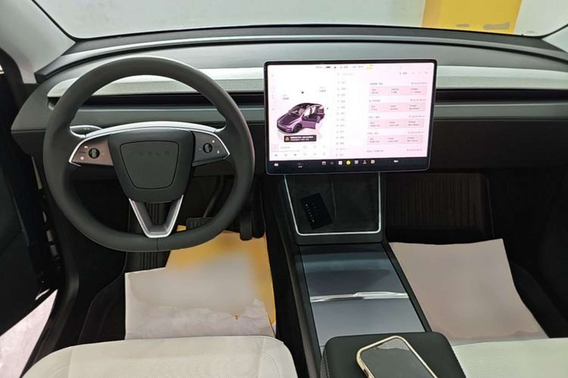 Used Tesla Model Y 2025 Long-Range All-Wheel-Drive Version Center Console