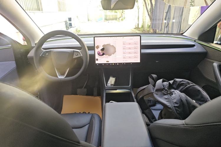 Used Tesla Model Y 2025 Rear-Wheel-Drive Version Center Console