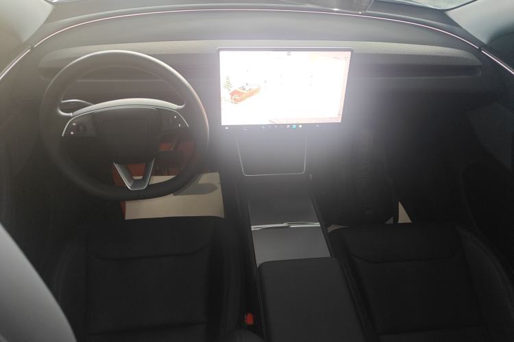 Used Tesla Model Y 2025 Rear-Wheel Drive First Edition Center Console