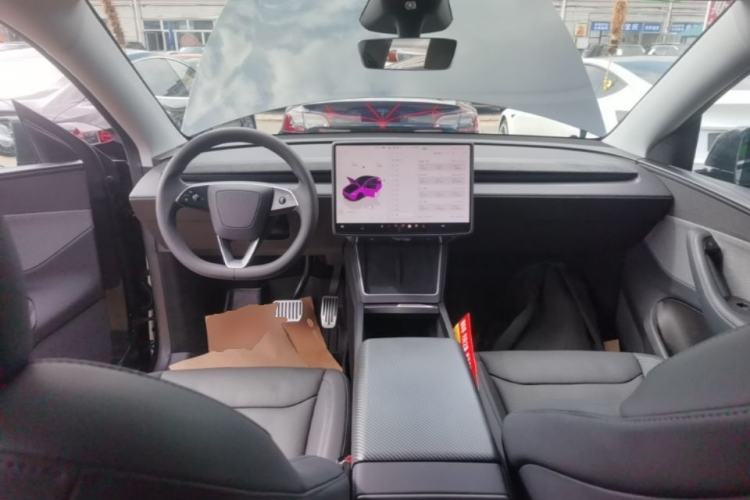 Used Tesla Model Y 2025 Rear-Wheel Drive First Edition Center Console