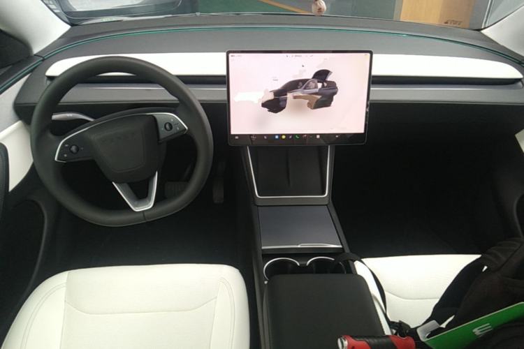 Used Tesla Model Y 2025 Rear-Wheel Drive First Edition Center Console