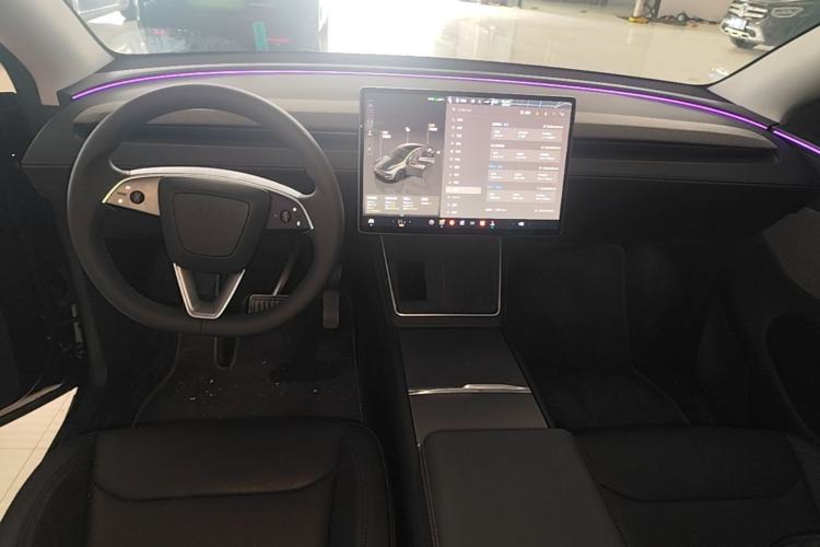 Used Tesla Model Y 2025 Rear-Wheel Drive First Edition Center Console
