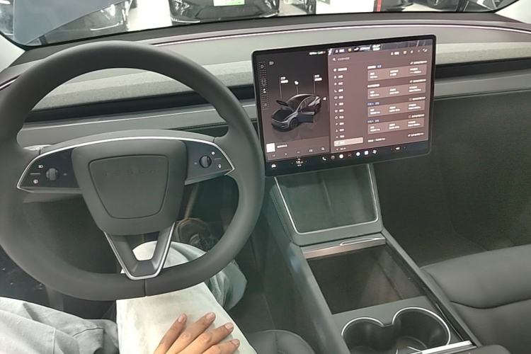 Used Tesla Model Y 2025 Rear-Wheel Drive First Edition Center Console