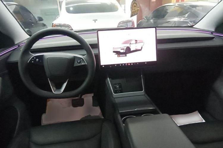 Used Tesla Model Y 2025 Long-Range All-Wheel-Drive Version Center Console