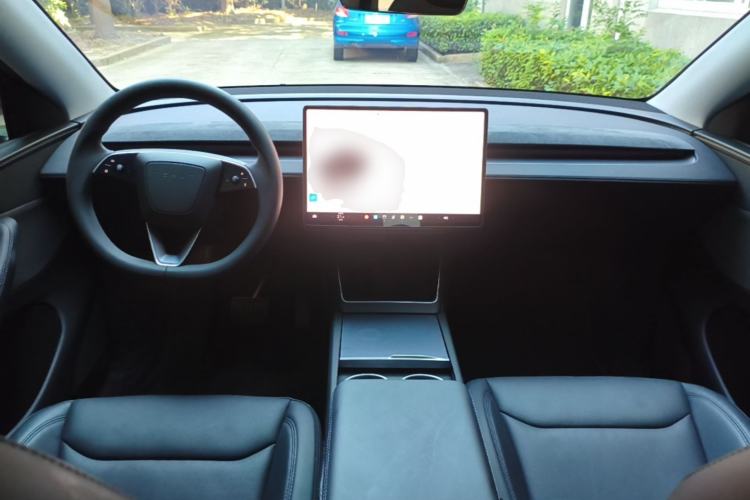 Used Tesla Model Y 2025 Rear-Wheel Drive First Edition Center Console