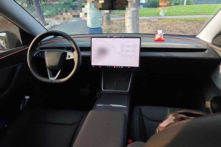 Used Tesla Model Y 2025 Rear-Wheel Drive First Edition Center Console