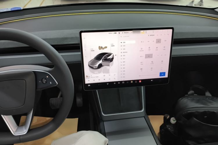 Used Tesla Model Y 2025 Rear-Wheel Drive First Edition Center Console