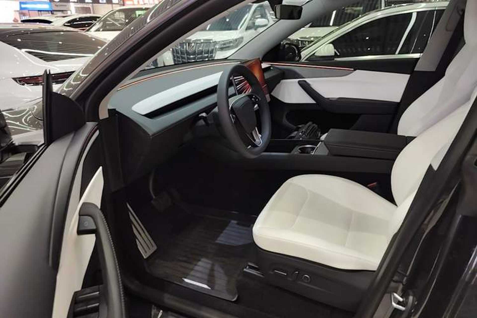 Used Tesla Model Y 2025 Long-Range All-Wheel Drive First Edition Driver Seat