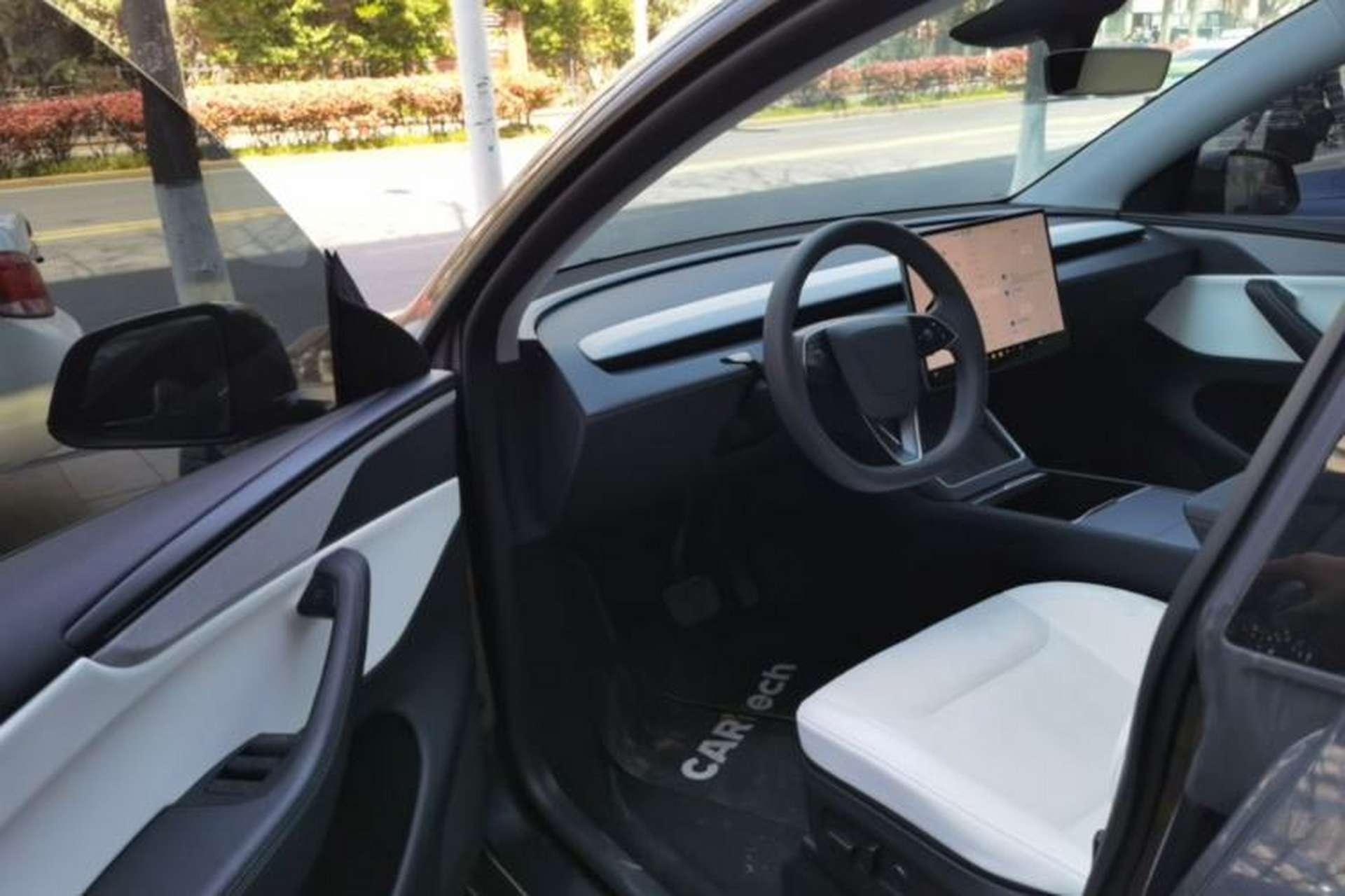 Used Tesla Model Y 2025 Long-Range All-Wheel Drive First Edition Driver Seat