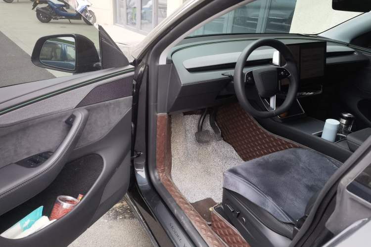 Used Tesla Model Y 2025 Long-Range All-Wheel-Drive Version Driver Seat