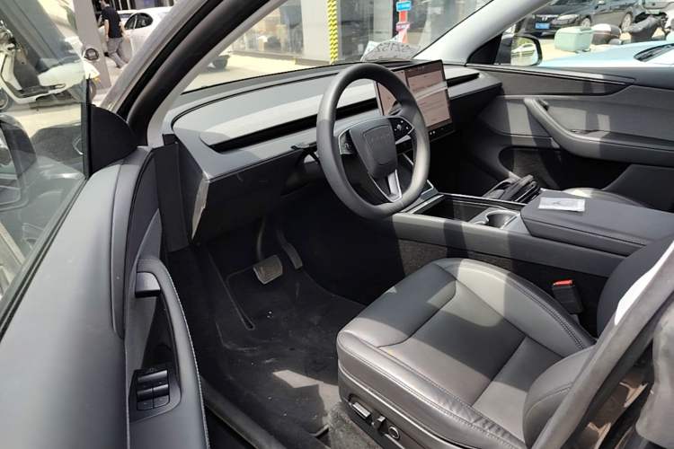 Used Tesla Model Y 2025 Rear-Wheel-Drive Version Driver Seat
