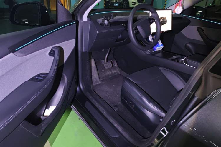 Used Tesla Model Y 2025 Rear-Wheel Drive First Edition Driver Seat