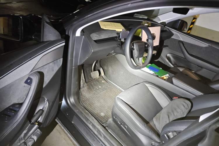 Used Tesla Model Y 2025 Long-Range All-Wheel Drive First Edition Driver Seat