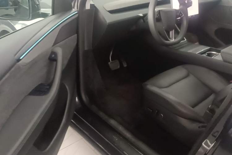Used Tesla Model Y 2025 Long-Range All-Wheel-Drive Version Driver Seat