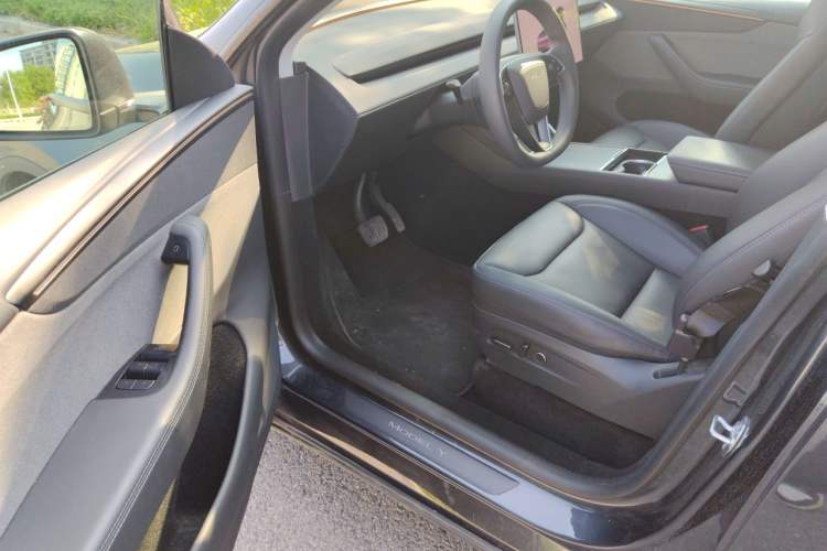 Used Tesla Model Y 2025 Rear-Wheel-Drive Version Driver Seat
