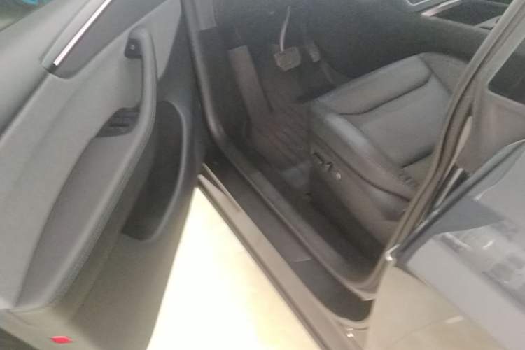 Used Tesla Model Y 2025 Rear-Wheel-Drive Version Driver Seat