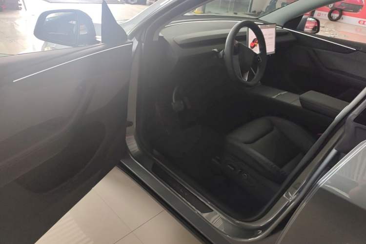 Used Tesla Model Y 2025 Rear-Wheel-Drive Version Driver Seat