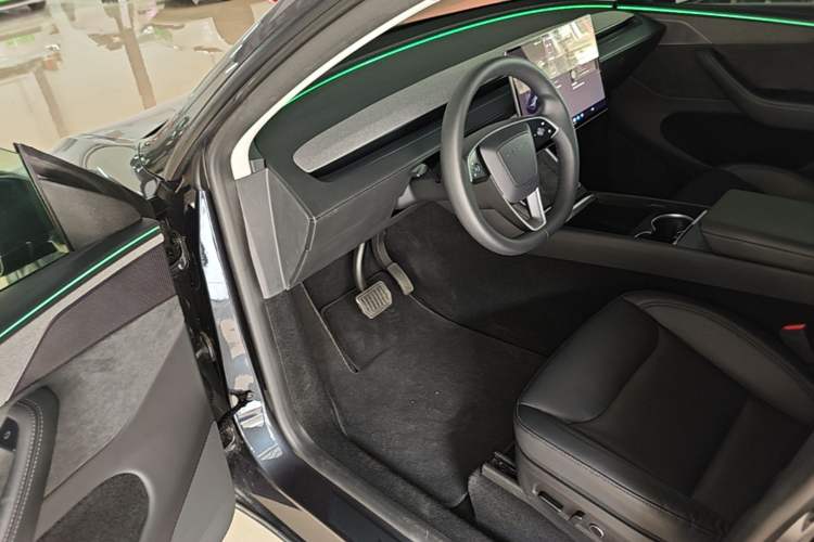 Used Tesla Model Y 2025 Long-Range All-Wheel-Drive Version Driver Seat