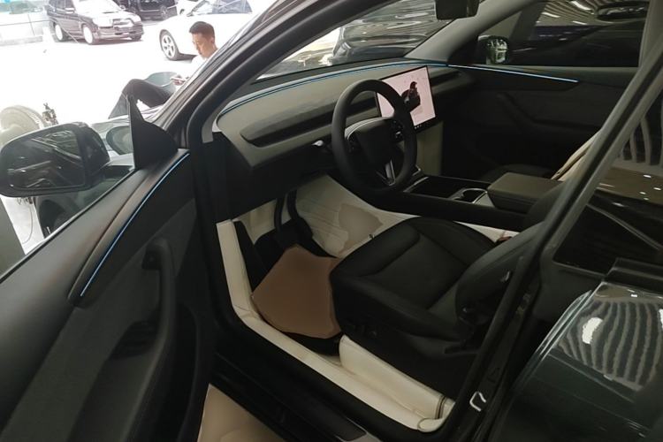 Used Tesla Model Y 2025 Rear-Wheel Drive First Edition Driver Seat