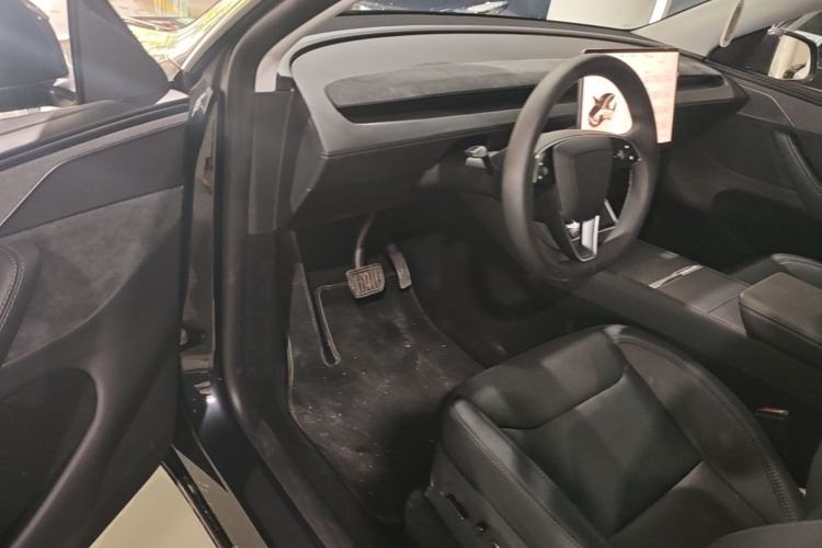 Used Tesla Model Y 2025 Long-Range All-Wheel Drive First Edition Driver Seat