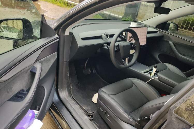 Used Tesla Model Y 2025 Long-Range All-Wheel-Drive Version Driver Seat