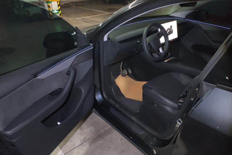 Used Tesla Model Y 2025 Long-Range All-Wheel Drive First Edition Driver Seat