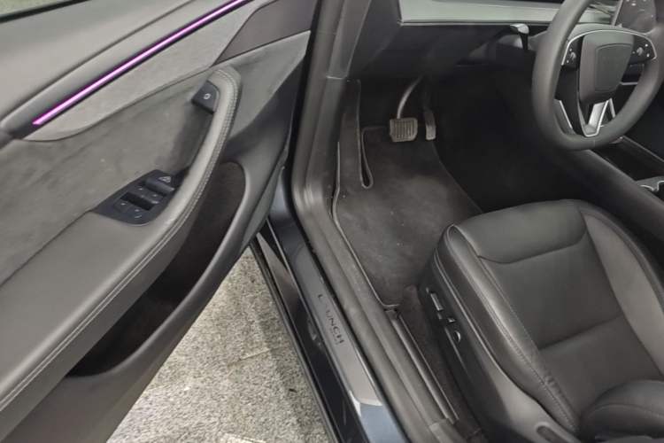 Used Tesla Model Y 2025 Long-Range All-Wheel Drive First Edition Driver Seat