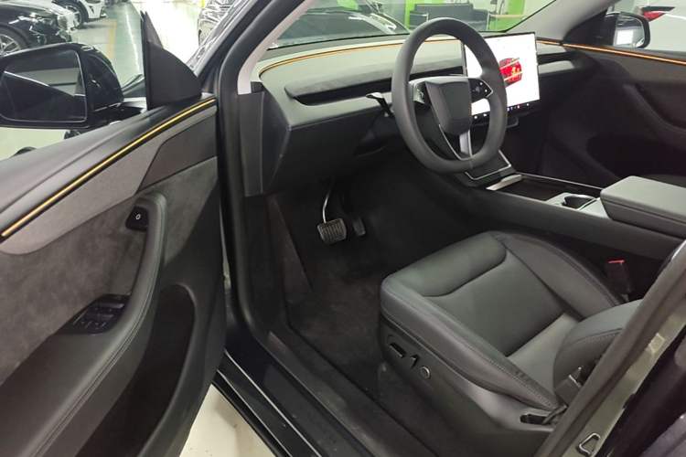 Used Tesla Model Y 2025 Long-Range All-Wheel Drive First Edition Driver Seat