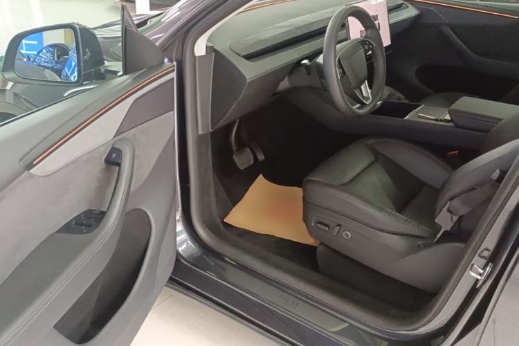 Used Tesla Model Y 2025 Long-Range All-Wheel Drive First Edition Driver Seat